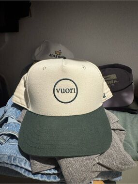 Vuori Two-Tone Circle Logo Cap - Cream and Forest Green